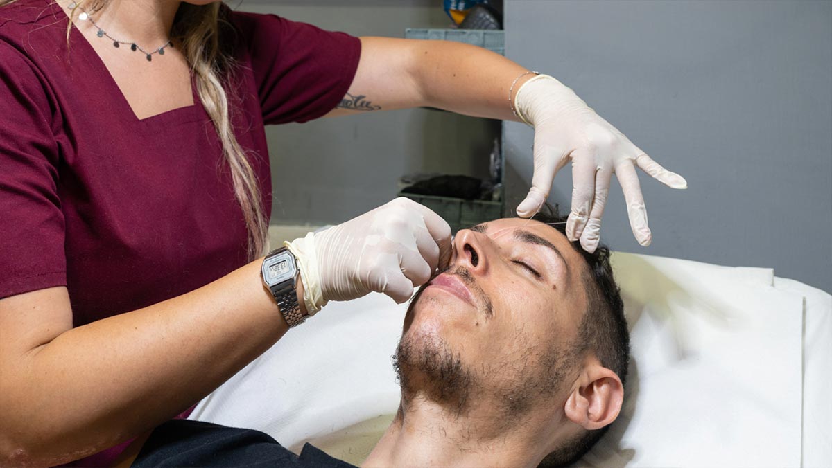 trattamento-sopracciglia-con-il-filo-arabo-uomo-pleasure-ostia-centro-estetico-lido-di-ostia